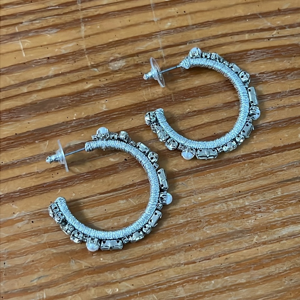 🔥🔥 Medium size silver tone hoops with rhinestone and faux pearl embellishments - Picture 1 of 4